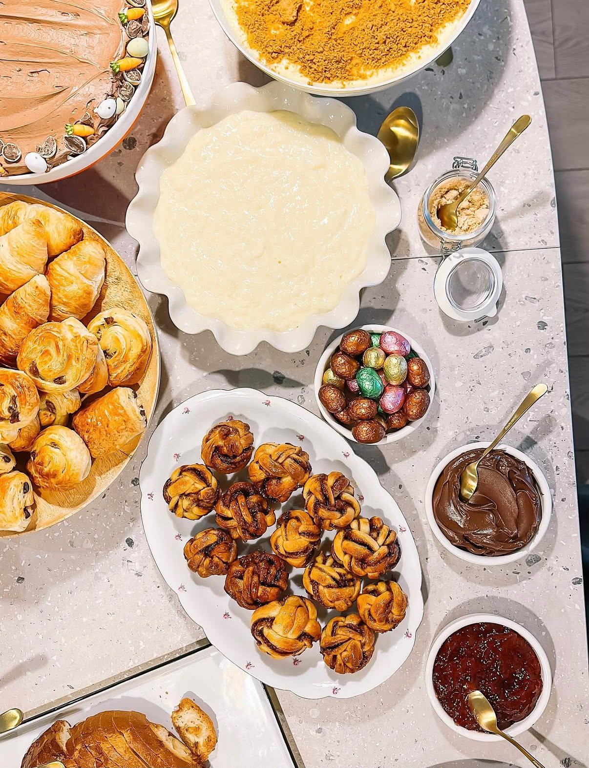 Rijkgevulde brunchtafel met koffiekoeken, rijstpap en taart