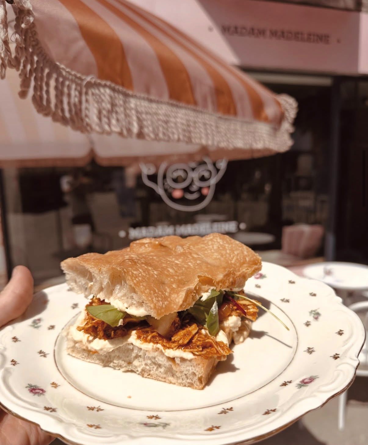 Versgebakken focaccia, rijkelijk belegd, voor de deur van Madam Madeleine