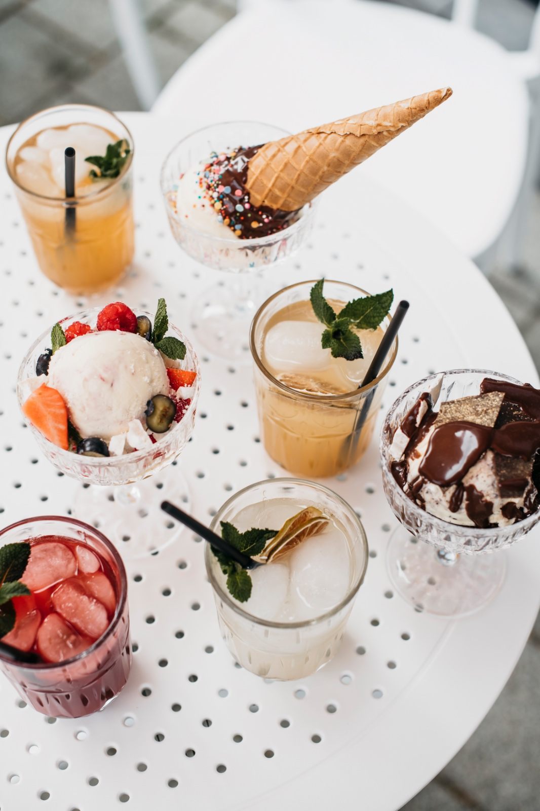 Tafel vol ijsjes en zomerse drankjes