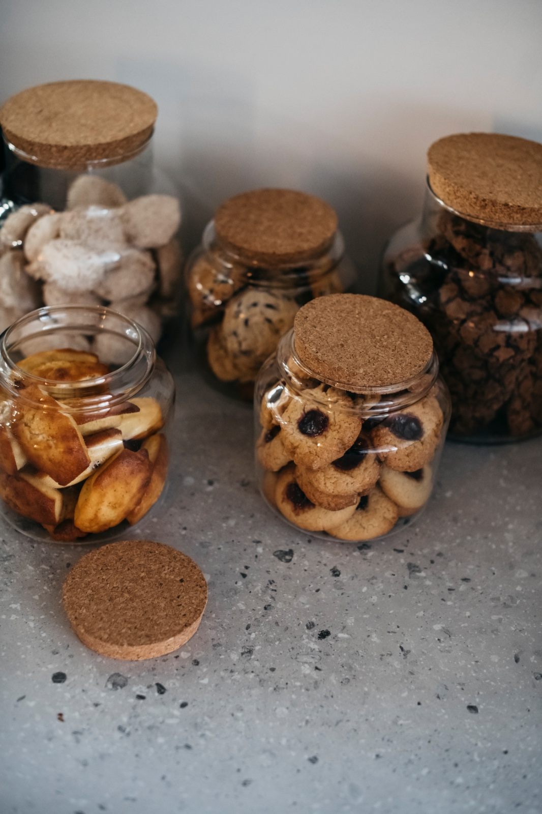 Bokalen vol huisgemaakte koekjes